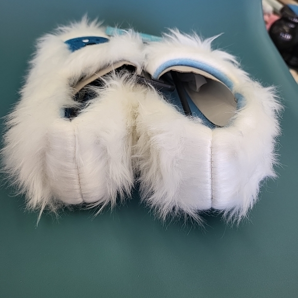NWT Youth S/M Fuzzy Yeti Christmas Shoppe Slippers Furry White Blue Glitter - Picture 9 of 10